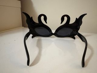 Gafas de sol divertidas de cisne negro