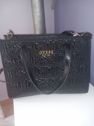 Bolso Guess Negro Charol Logo Dorado