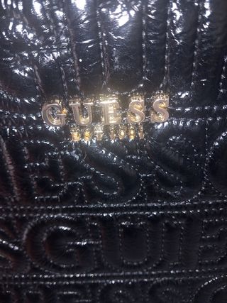 Bolso Guess Negro Charol Logo Dorado