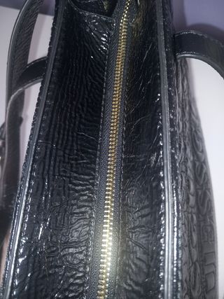 Bolso Guess Negro Charol Logo Dorado