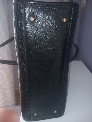 Bolso Guess Negro Charol Logo Dorado