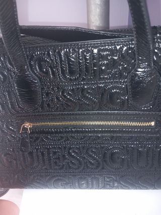 Bolso Guess Negro Charol Logo Dorado