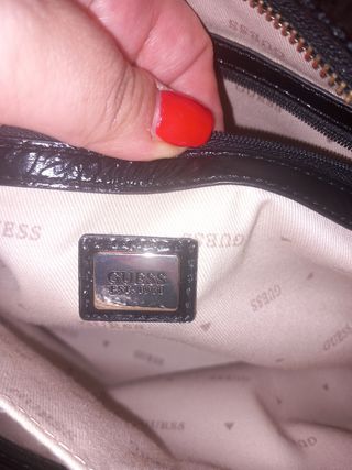 Bolso Guess Negro Charol Logo Dorado
