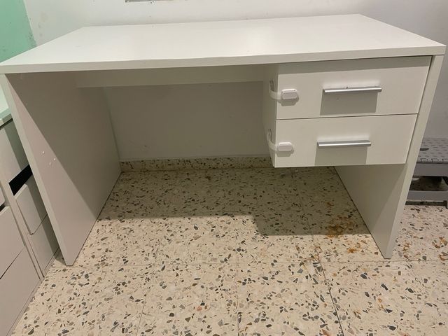 Escritorio/tocador blanco con cajones. 