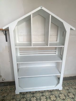 Estantería de madera blanca con forma de casa