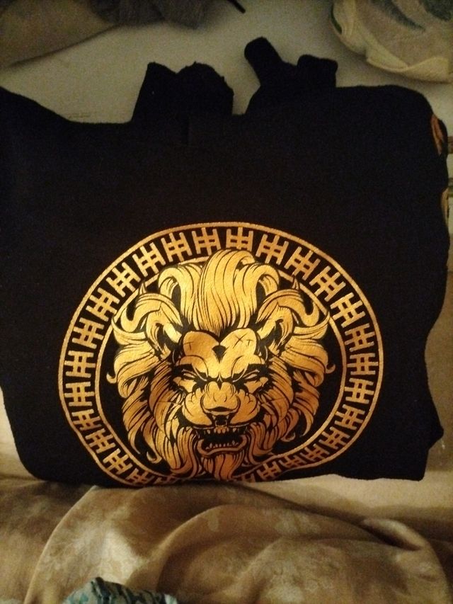 Sudadera Negra con León Dorado