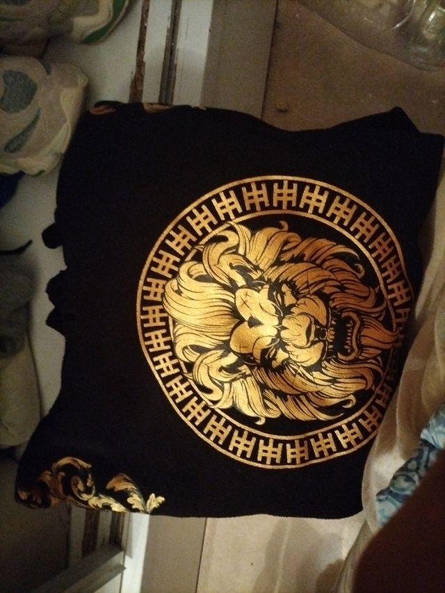 Sudadera Negra con León Dorado