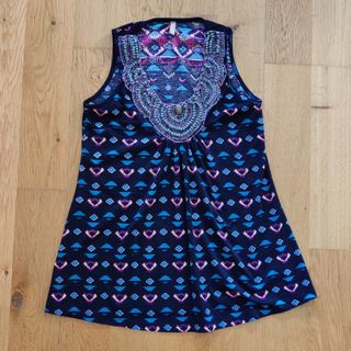Blusa sin mangas con cuello de cuentas