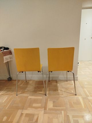 2 Sillas de chapa de madera y patas de metal.
