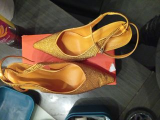Zapatos de tacón Bershka dorados talla 38
