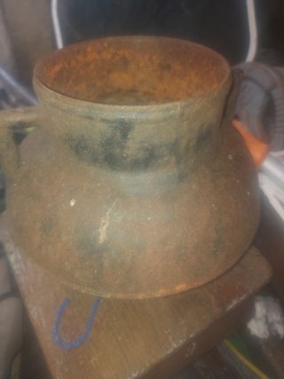 Olla antigua de hierro fundido