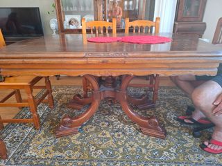 Mesa de comedor de madera