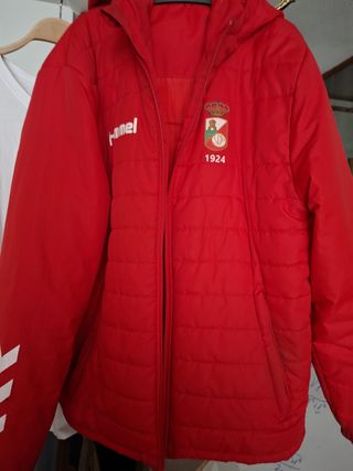 Chaqueta deportiva Hummel roja