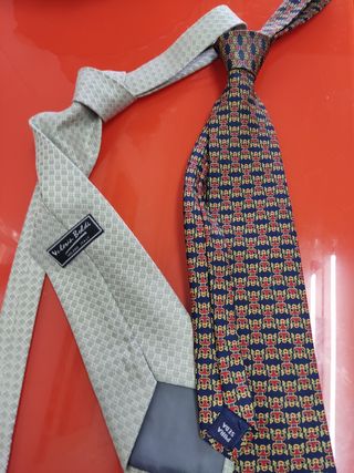 Dos corbatas de seda .Precio de las dos lo