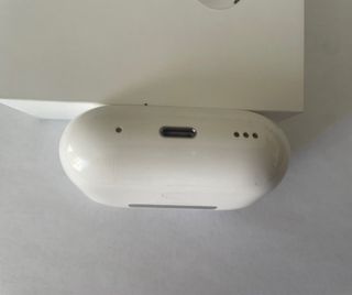 Estuche AirPods 4 Pro blanco.