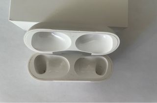 Estuche AirPods 4 Pro blanco.