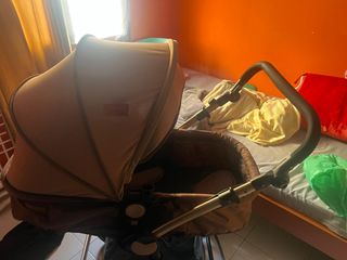 Cuna de bebé con mosquitera