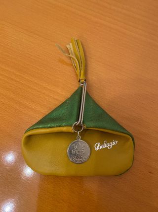 Monedero de piel verde y amarillo con llavero