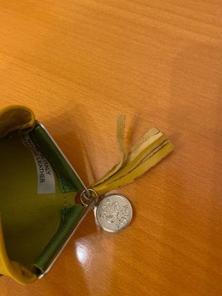 Monedero de piel verde y amarillo con llavero