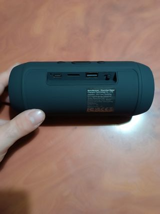 Altavoz inalámbrico F negro y dorado