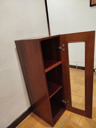 Par de vitrinas de madera y cristal