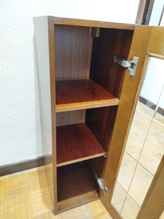 Par de vitrinas de madera y cristal