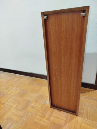 Par de vitrinas de madera y cristal