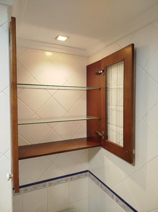 Par de vitrinas de madera y cristal