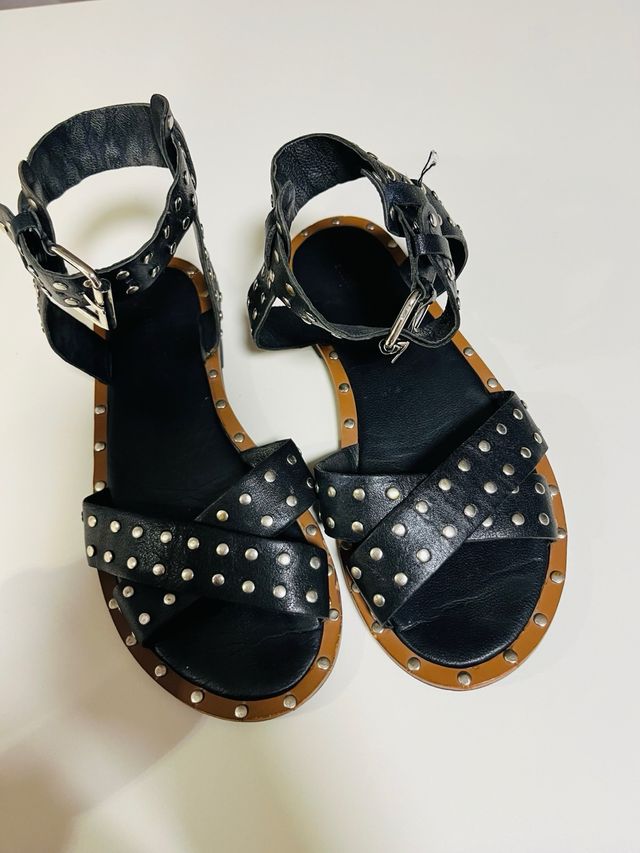 SCALPERS. Sandalia cuero n37, tachuelas negras.