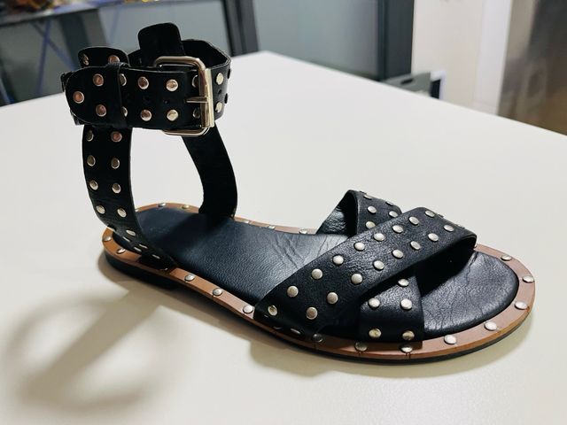 SCALPERS. Sandalia cuero n37, tachuelas negras.