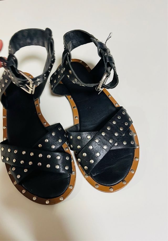 SCALPERS. Sandalia cuero n37, tachuelas negras.