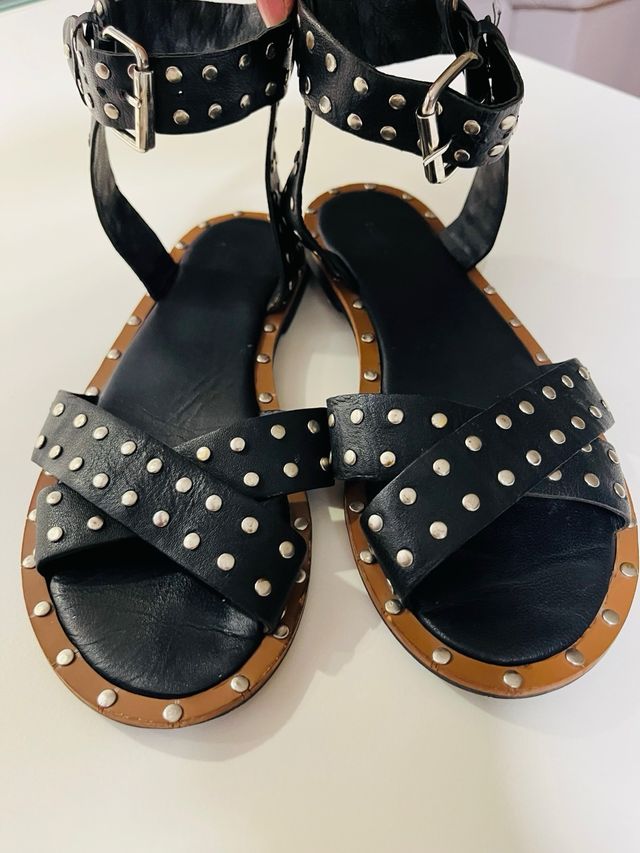 SCALPERS. Sandalia cuero n37, tachuelas negras.