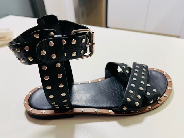 SCALPERS. Sandalia cuero n37, tachuelas negras.