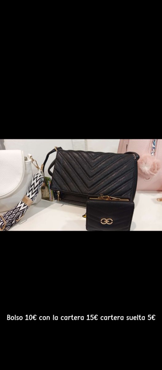 Bolso negro con cartera a juego