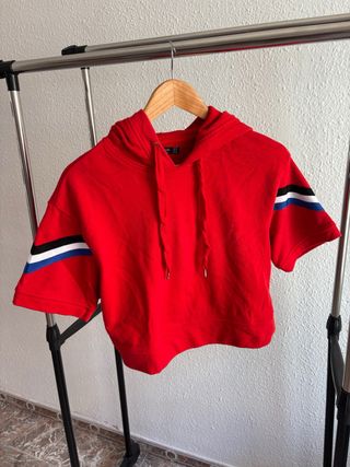Sudadera corta roja con capucha