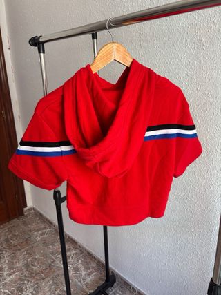 Sudadera corta roja con capucha