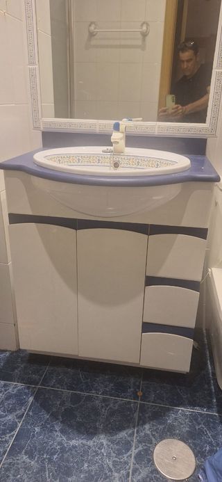 Mueble de baño blanco y azul
