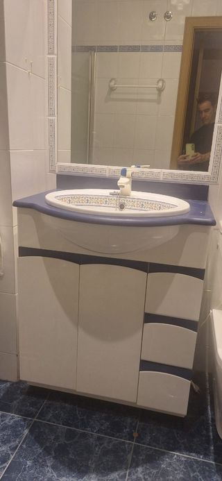 Mueble de baño blanco y azul