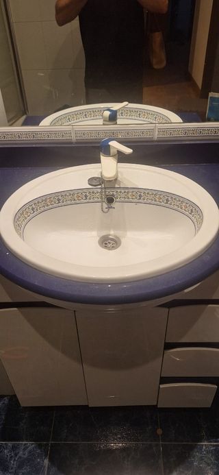 Mueble de baño blanco y azul