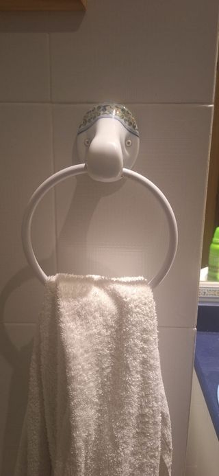 Mueble de baño blanco y azul