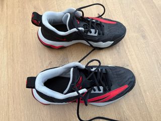 Zapatillas Baloncesto Negras y Rojas