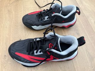 Zapatillas Baloncesto Negras y Rojas