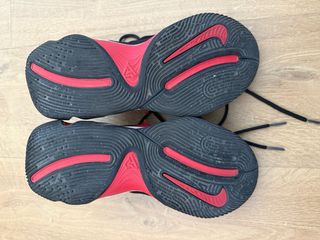 Zapatillas Baloncesto Negras y Rojas