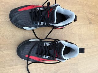 Zapatillas Baloncesto Negras y Rojas