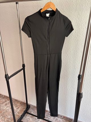 Mono negro cremallera cuello alto