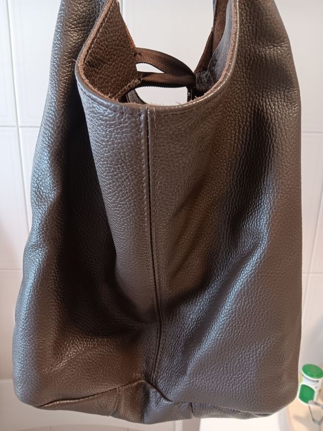 Carteira de pele castanha escura Em pele. Linda.