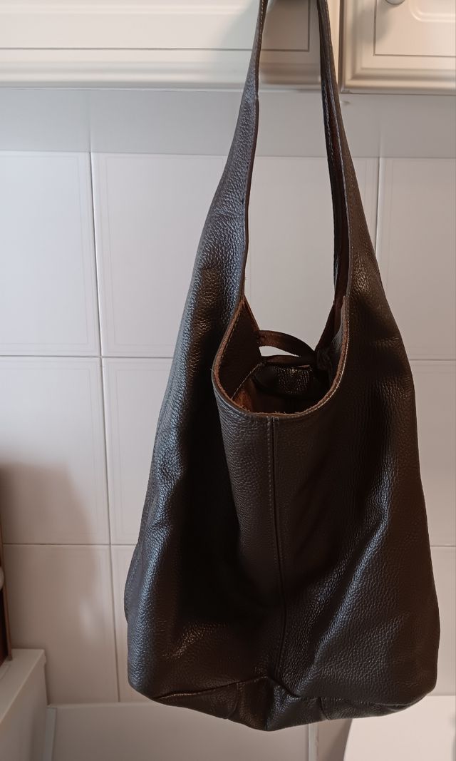 Carteira de pele castanha escura Em pele. Linda.