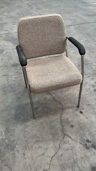 Silla de oficina beige y negra