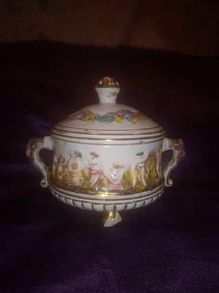 Antigua bombonera de porcelana con sello