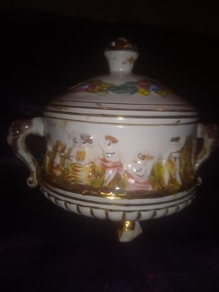 Antigua bombonera de porcelana con sello